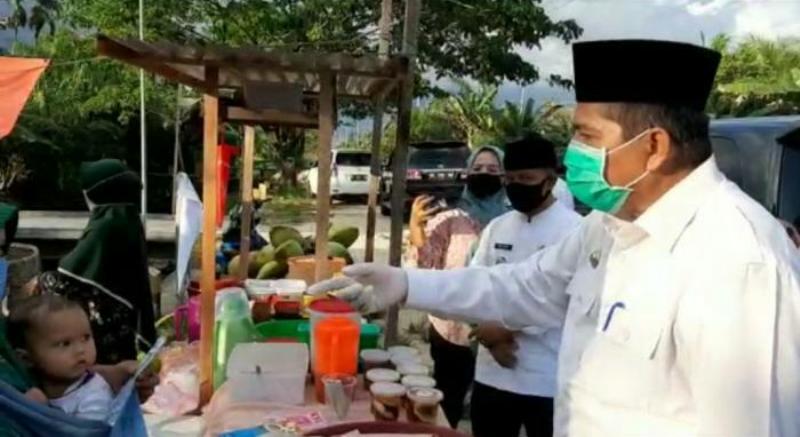 Blusukan ke Lapak Pedagang Takjil di Bungaraya, Alfedri Bagikan Masker dan Sarung Tangan