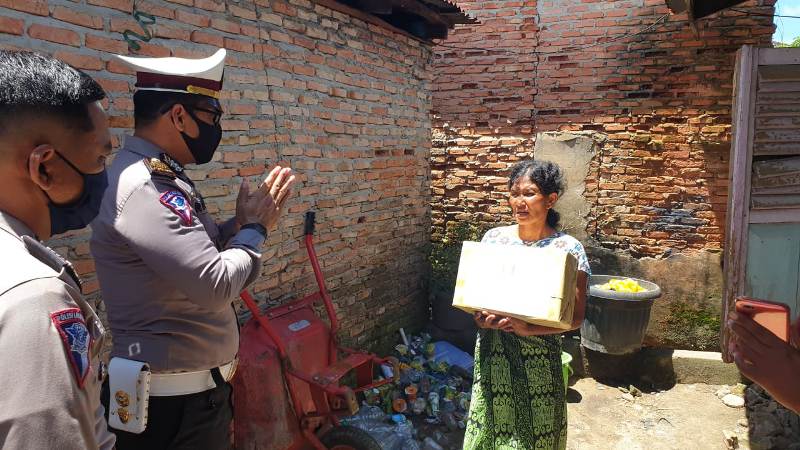 Terima Paket Sembako Dari Kapolres Siak, Dameria: Terima Kasih Bapak Atas Kepeduliannya