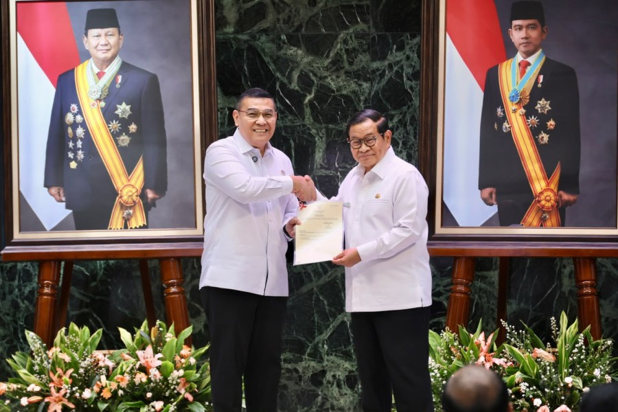 HUT ke 499 DKI Jakarta, Wamen Ossy Serahkan 499 Sertifikat ke Gubernur Pramono Anung