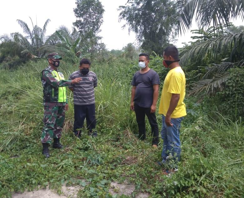 Dinilai Rawan Karhutla, Serda Purnomo Cek Kebun Warga