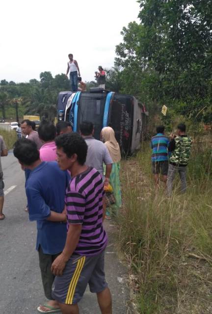 Bus Mercedes Benz Terbalik di Jalan Ceras, Satu Orang Meninggal Dunia