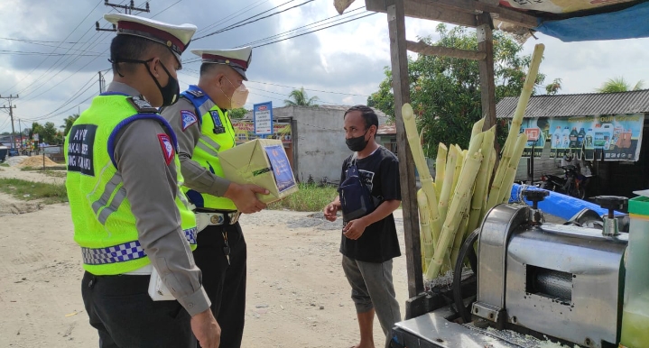 Polres Rohil Bagi Sembako di Masa PPKM Darurat