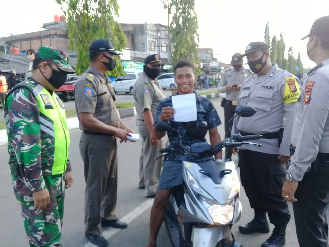 Cegah Penyebaran Covid-19, Sertu Afrisal Tegakan Displin Prokes di Pasar Tuah Serumpun
