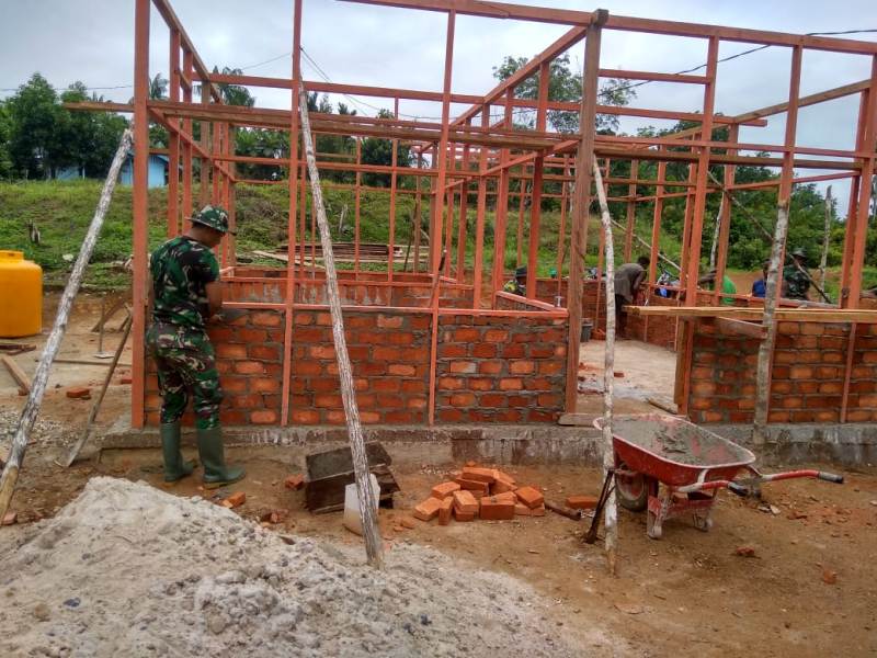Sebagai Wujud Kepedulian Dan Cinta Kasih, Satgas Yonif 406 Bangun Rumah Warga