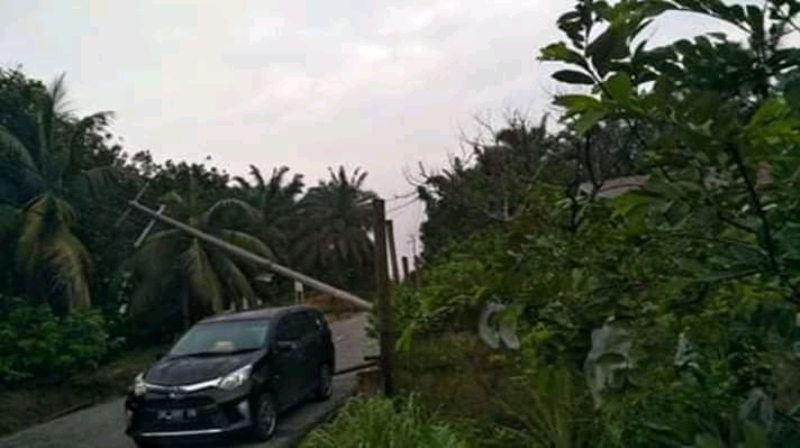 Angin Puting Beliung Hantam KM 15 Tualang, Belasan Rumah Rusak Dan Tiang Listrik Tumbang