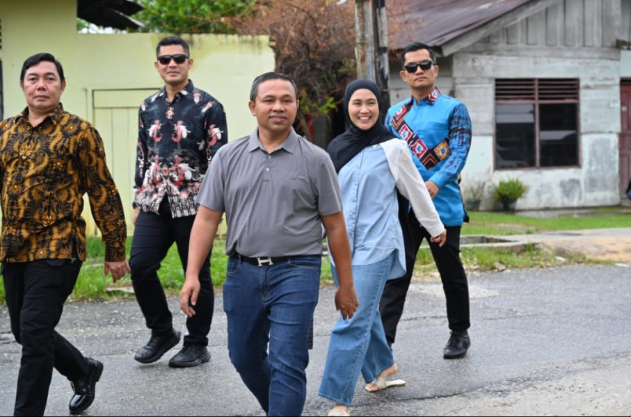 Meskipun Gerimis, Abdul Wahid Bawa Istri Jalan Kaki Menuju TPS