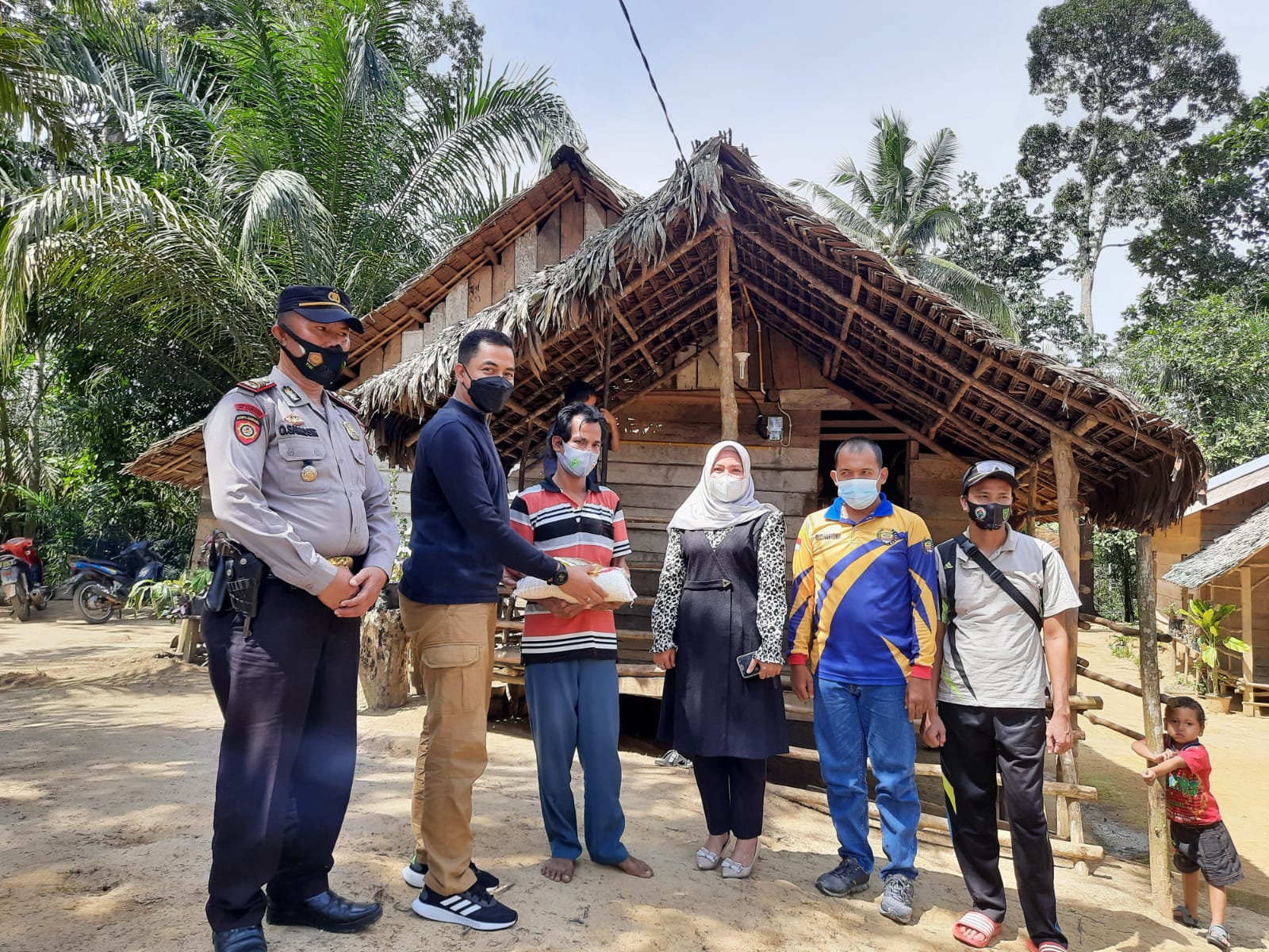 Jelang Kemerdekaan RI, Kapolres Inhu Berikan Bansos ke Suku Talang Mamak di Rakit Kulim