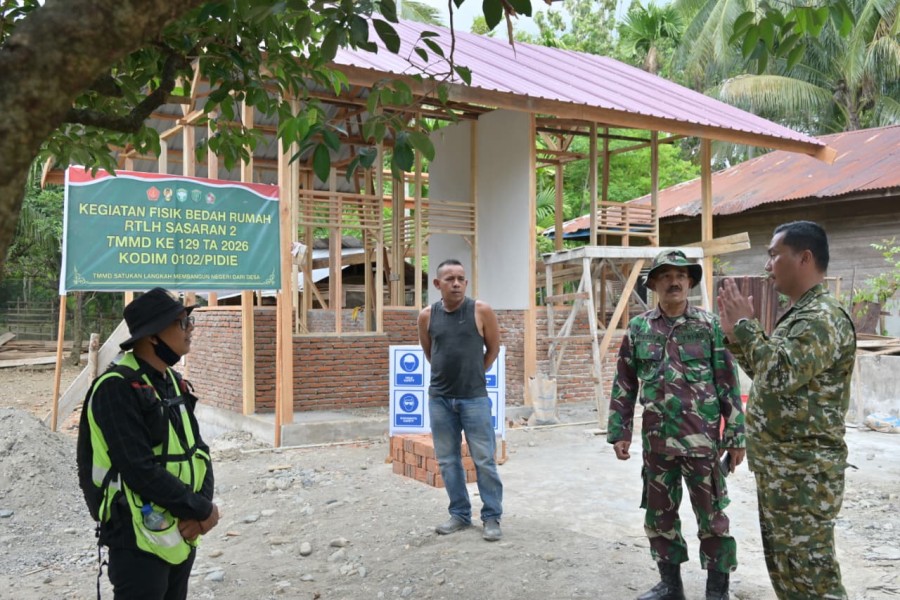 Rehab 5 Unit RTLH TMMD Ke-129 Kodim 0102/Pidie Capai 39 Persen, Dansatgas Tinjau Langsung Progres Pengerjaan