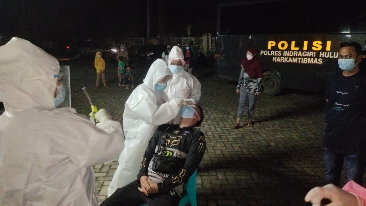 Bekerjasama Dengan Puskesmas Sipayung, Polres Inhu Laksanakan Swab PCR Kepada 56 Orang Warga Rengat