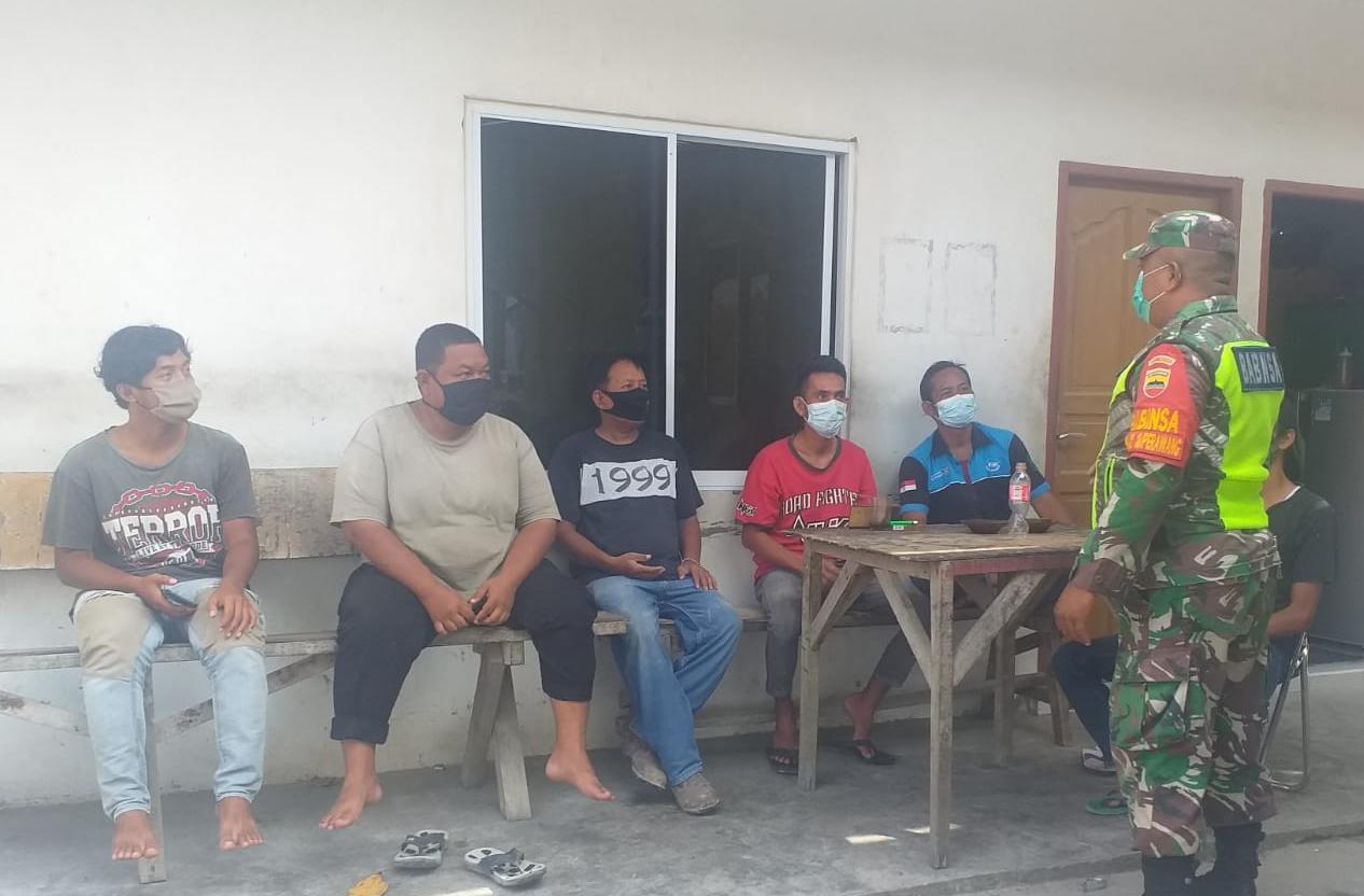 Ingatkan Prokes Dan Jaga Kesehatan, Serda Venus Luberto Lakukan Komsos ke Masyarakat Perawang Barat
