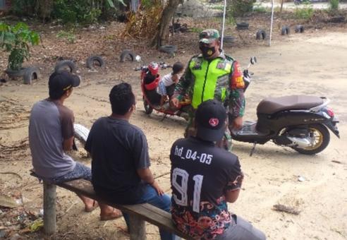 Lakukan Komsos, Serda Venus Luberto Ingatkan Masyarakat Untuk Selalu Pakai Masker
