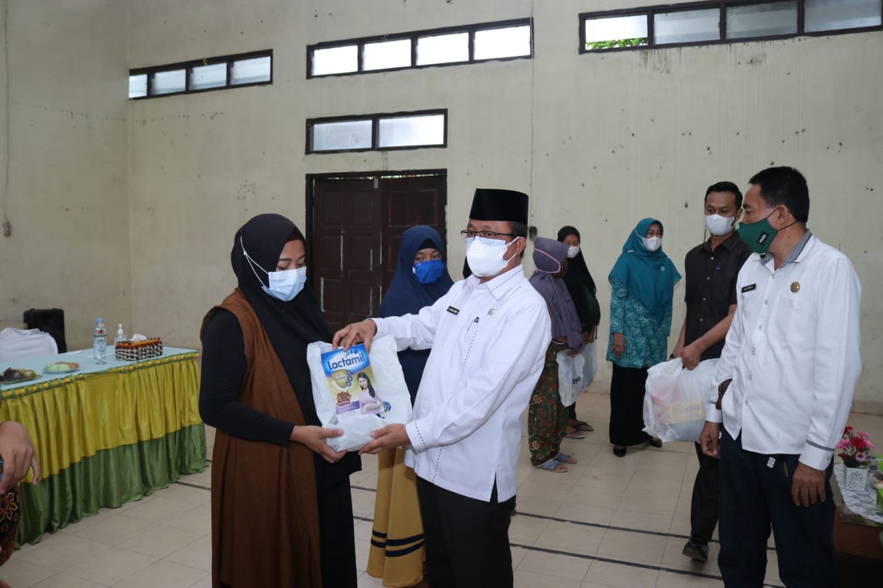 Sekda Arfan Usman Salurkan Bantuan Paket PMT Untuk Balita dan Ibu Hamil di Kandis