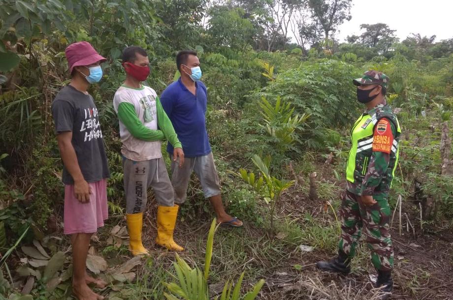Cegah Karhutla, Serda Purnomo Minta Warga Jangan Membakar Hutan Dan Lahan