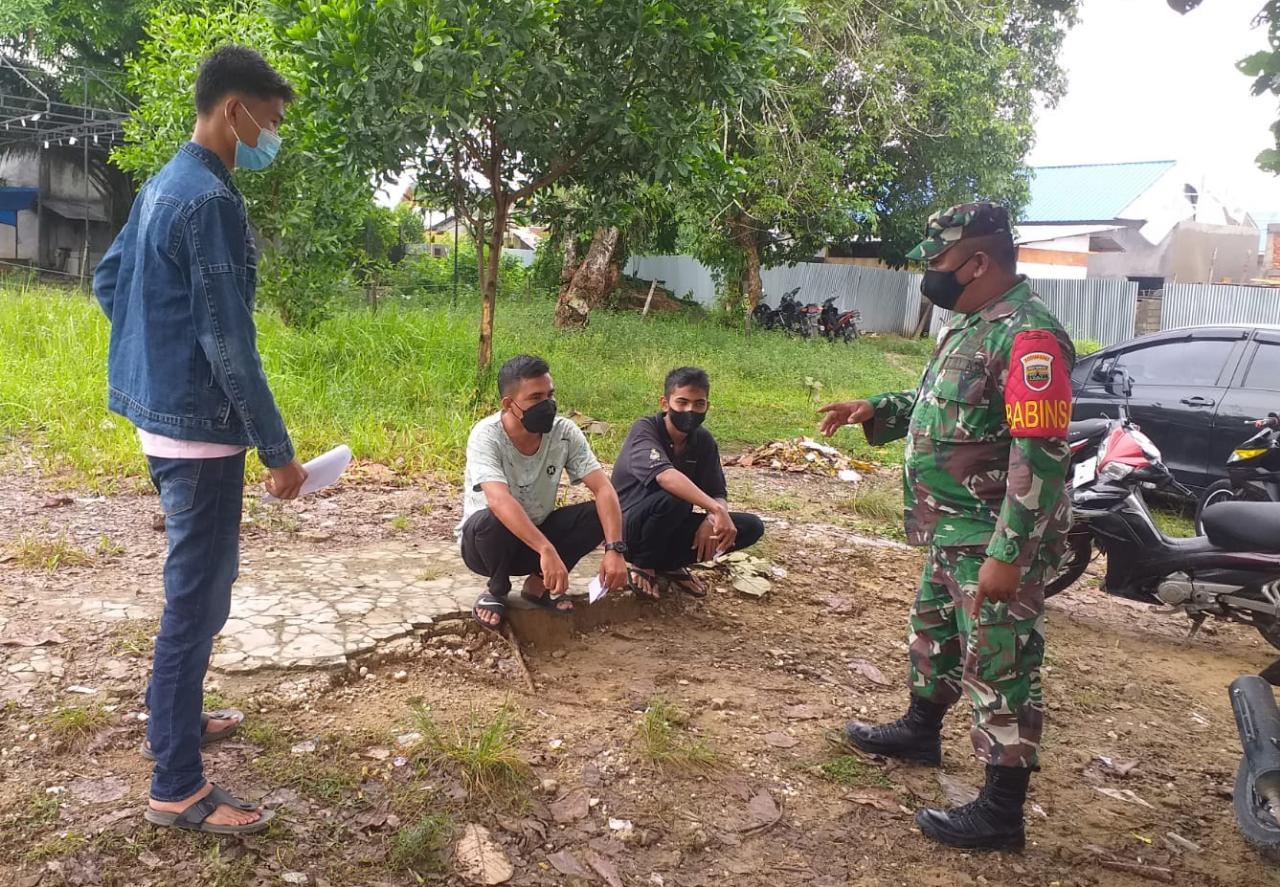 Lakukan Komsos, Serda Venus Luberto Ingatkan Warga Perawang Barat Pakai Masker