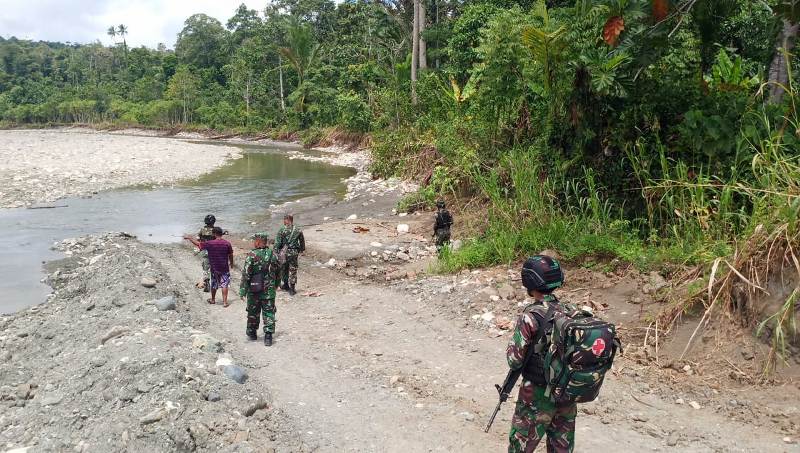 Berikan Rasa Aman Kepada Masyarakat, Satgas Raider 300 Laksanakan Patroli Kampung