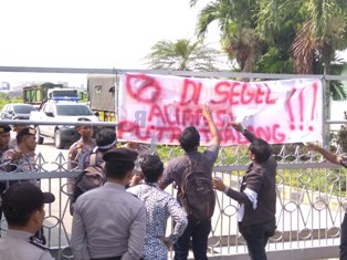 Tuntut Prioritaskan Tenaga Kerja Lokal, PT IKPP Perawang Disegel Massa