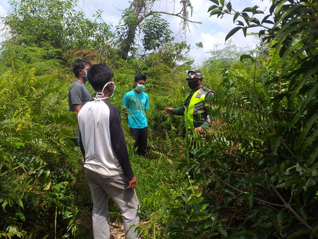 Sisir Hutan Dan Lahan Masyarakat, Serda Venus Luberto Ingatkan Warga Jangan Bakar Hutan Dan Lahan
