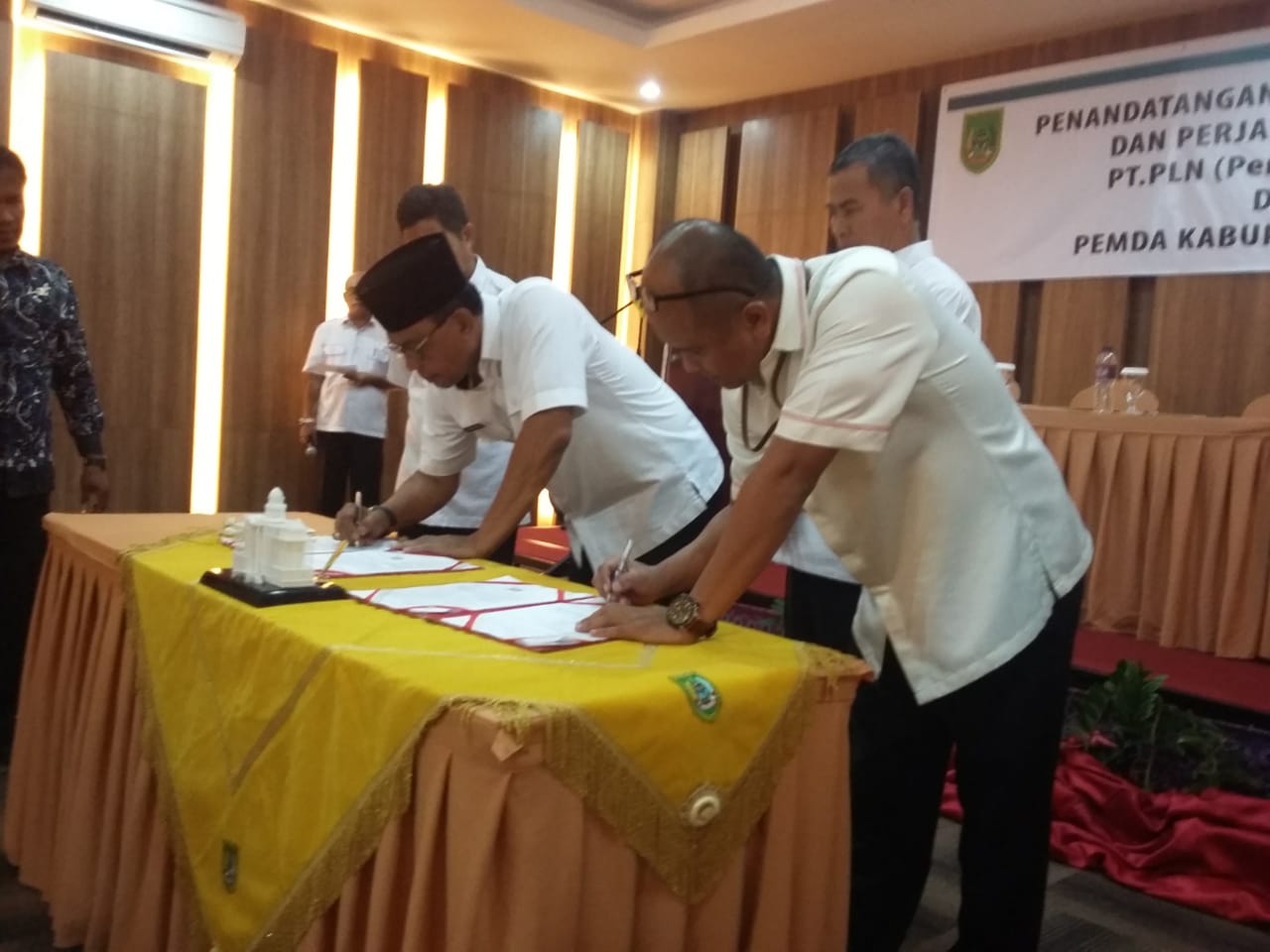 2020, Seluruh Desa di Rohil Teraliri Listrik.