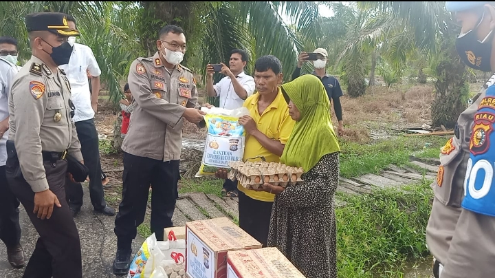 Warga Teluk Gong Sinaboi Terima Bantuan Polres Rohil