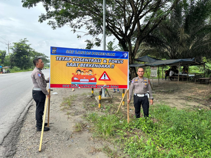 Agar Pengendara Hati-Hati, Satlantas Polres Siak Pasang Spanduk Himbauan Sepanjang Jalan Siak