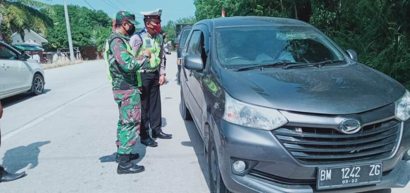 Cegah Penyebaran Covid-19, Tim Gugus Tugas Tualang Periksa Pengendara Yang Masuk Siak