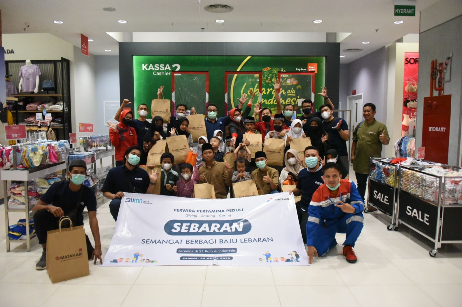 Perwira Pertamina Ajak Anak Yatim Piatu Kota Dumai Berbelanja Baju Lebaran