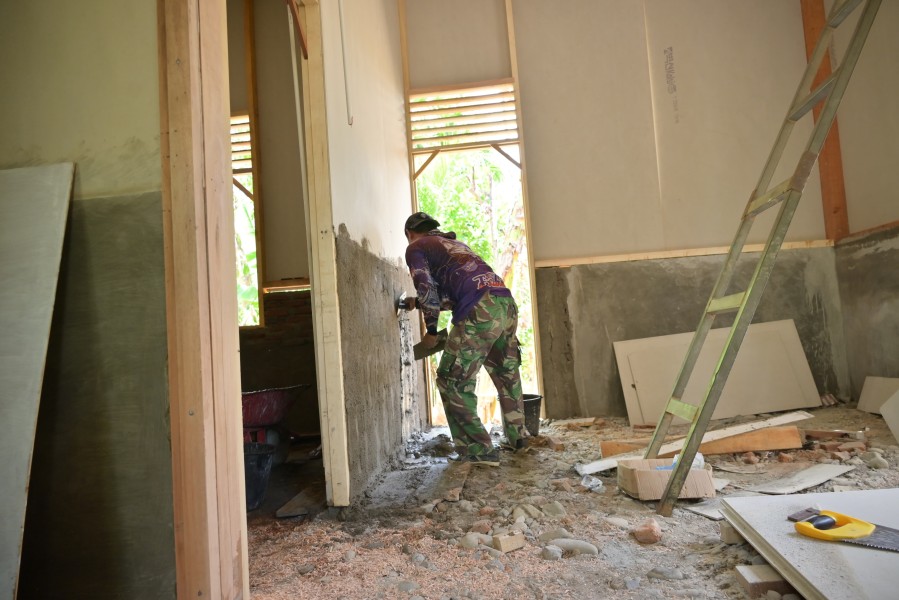Rumah Nyak Ubit Perlahan Bangkit, Satgas TMMD ke 129 Wujudkan Hunian Layak untuk warga Kurang Mampu.
