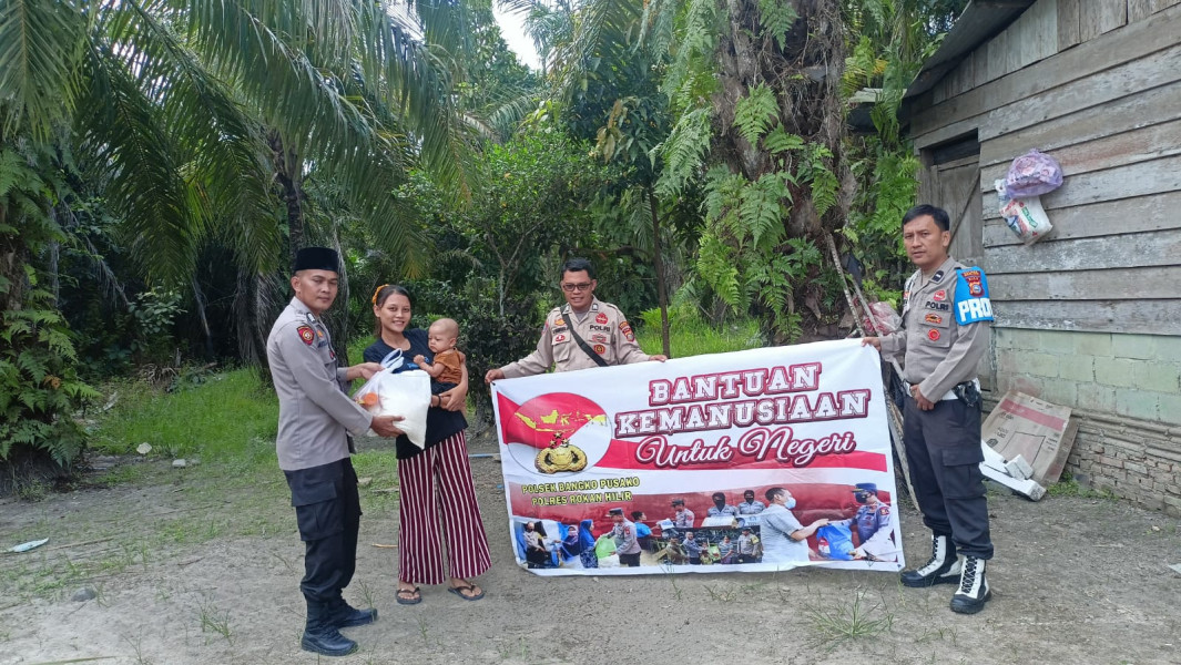 Program Untuk Negeri, Polsek Bangko Pusako Berbagi Paket Sembako