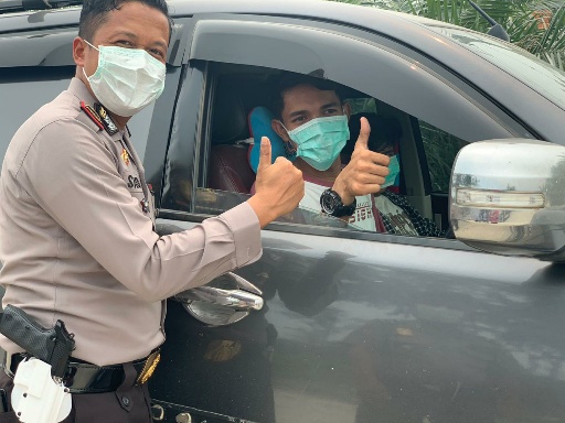 Kabut Asap Kian Tebal, Polsek Sungai Mandau Bagikan Masker Ke Masyarakat