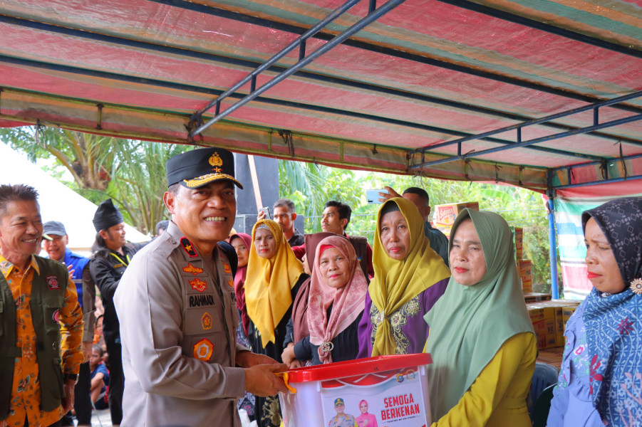 Kunjungan Lokasi Banjir Di Rohil, Wakapolda Riau menyerahkan Bantuan Sembako