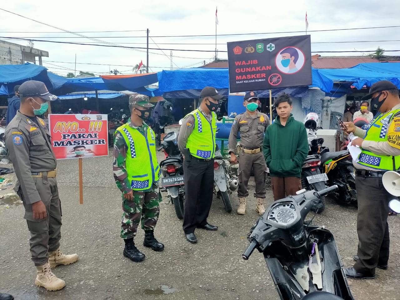 Tegakan Disiplin Prokes, Pelanggar Diberi Hukuman Ngutip Sampah