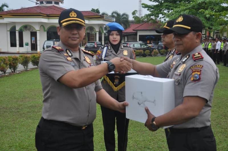 Pimpin Apel Perdana, Kapolres Pelalawan Serahkan Bantuan Drone Untuk Dua Polsek