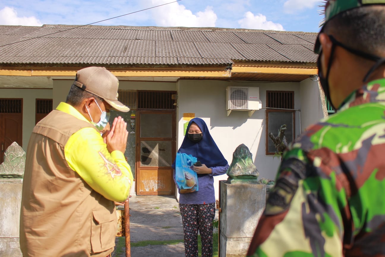 Beri Dukungan, Bupati Alfedri Kunjungi Warga Isoman Di Tualang