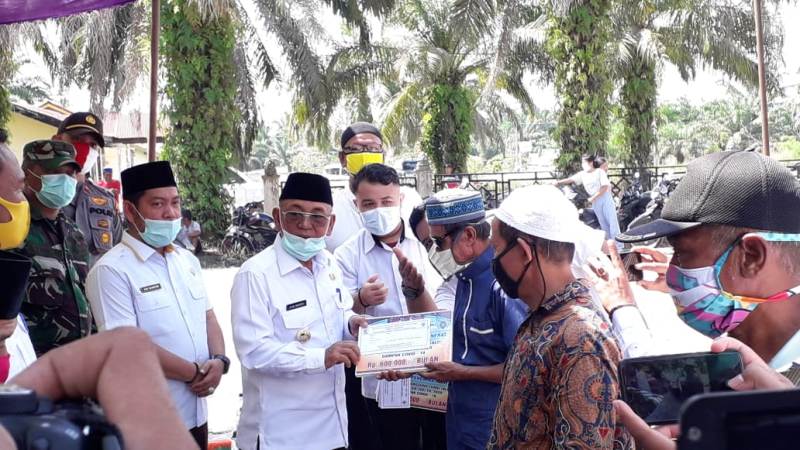 Bupati Harris Serahkan BLT-DD di 3 Desa di Kecamatan Langgam