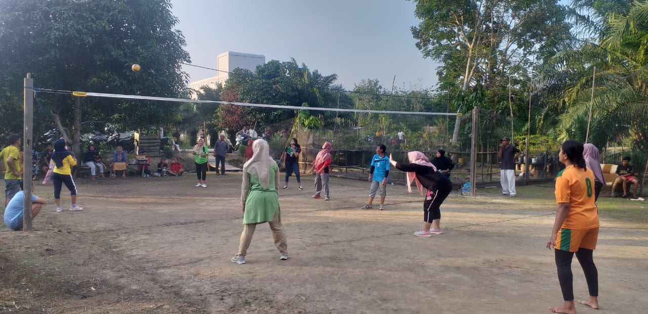 Semangat Agustusan, 2 Tim Volly Putri Berlaga  Dalam Persahabatan