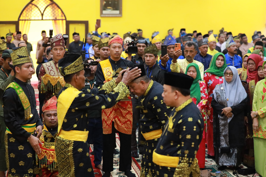 Dinilai Berhasil Bawa Siak Berkemajuan, Bupati dan Wakil Bupati Siak Terima Gelar Adat Datuk Seri Setia Amanah