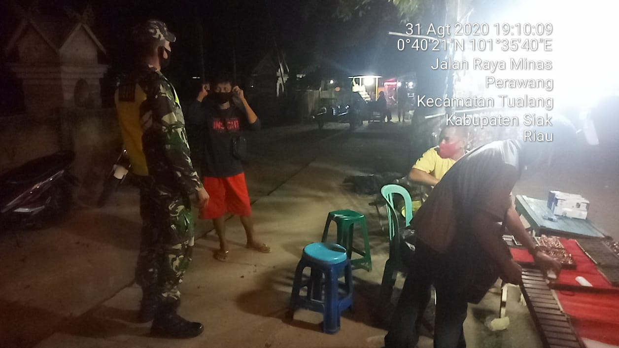 Malam Hari, Sertu A. Pardosi Tegakkan Disiplin Prokes di Km 6 Tualang