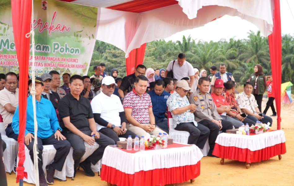 Hadir diacara Gerakan Menanam Pohon di TPU KM 55, Bupati Ajak Masyarakat Cintai Bumi