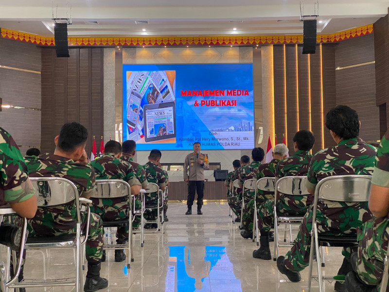 Polri dan TNI  Berkolaborasi Memberikan Pembekalan Tentang Media dan Publikasi