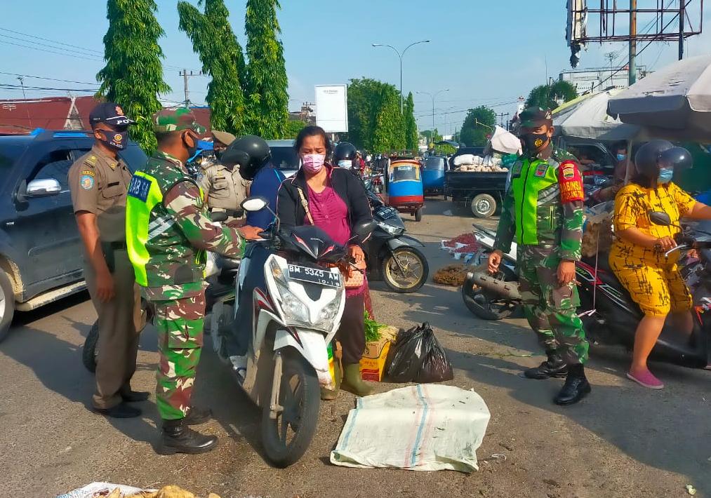 Dalam PPKM, Sertu Alexander Sigalingging Jaring 3 Warga Tidak Gunakan Masker