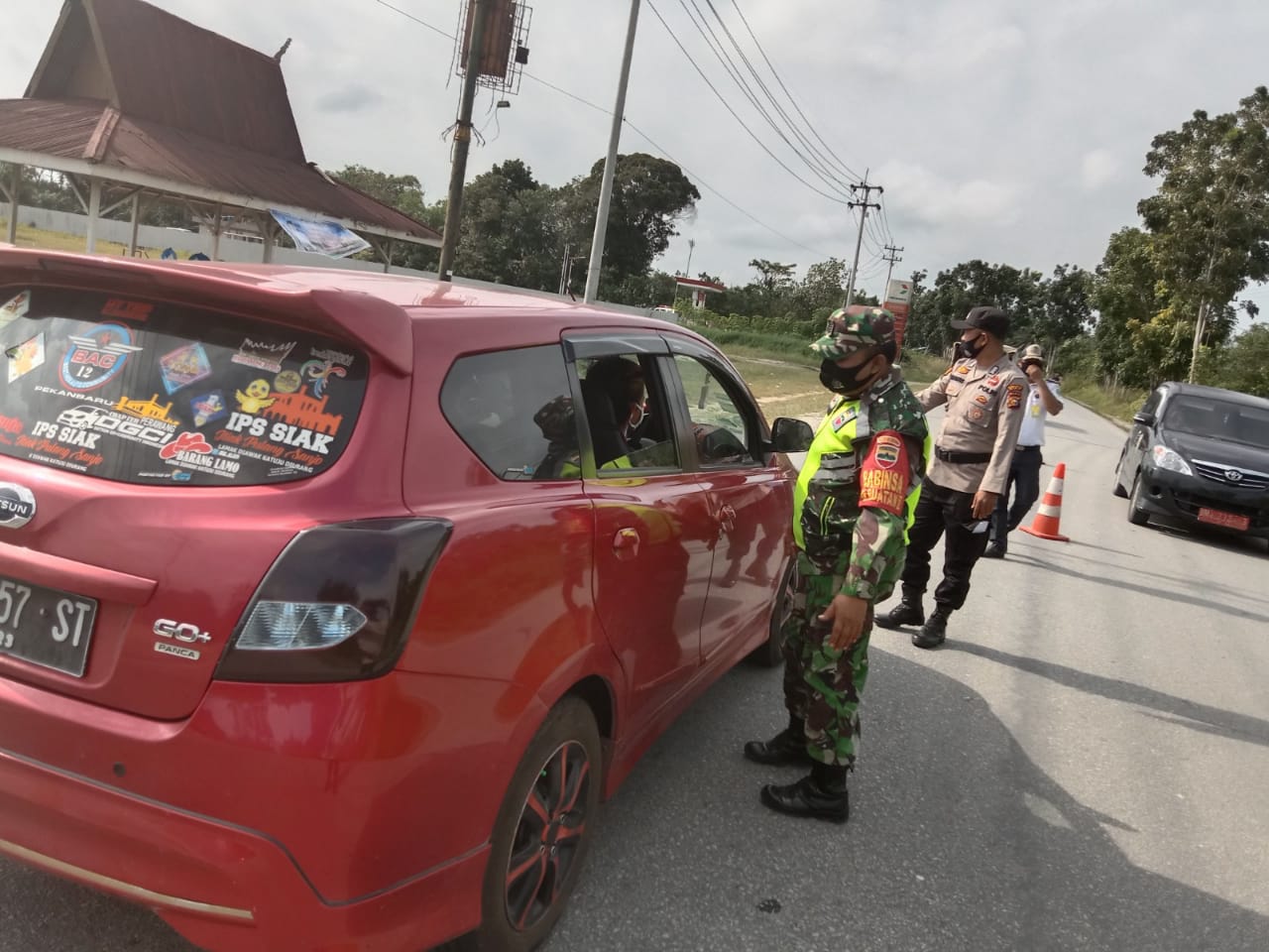 Di Pos Pantau Nataru, Serma Syafri Periksa Kendaraan Masuk Buatan Dua