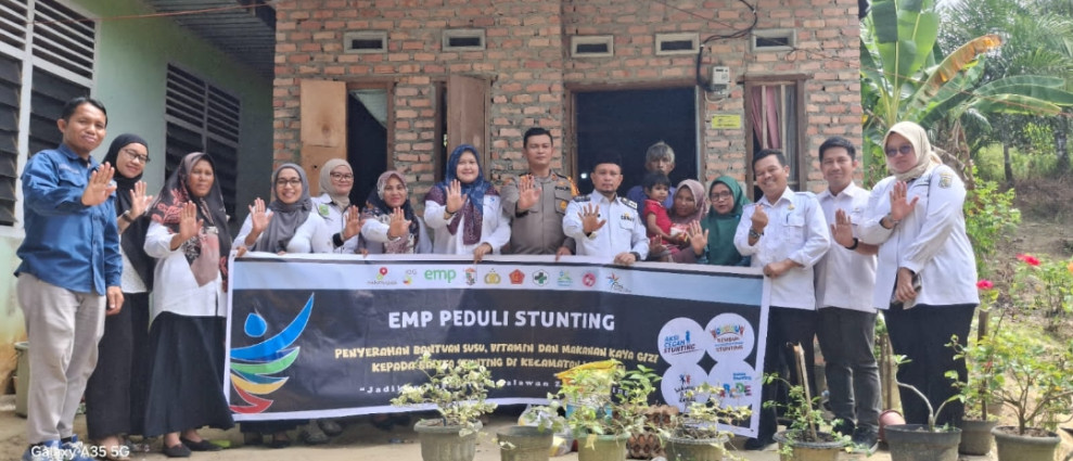 Cegah Stunting, Camat Langgam Salurkan Bantuan Makanan Pokok Vitamin dan Susu