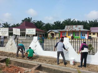 Ingin Lingkungan Terlihat Asri, Warga Kampung Gabung Makmur Lakukan Goro Bersama