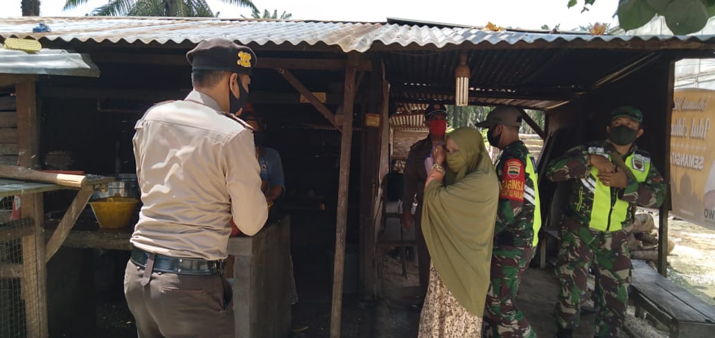 Disiplinkan Warga Patuhi Prokes,  Serda Purnomo Datangi Penjual Dan Pembeli Di KM 11 Koto Gasib