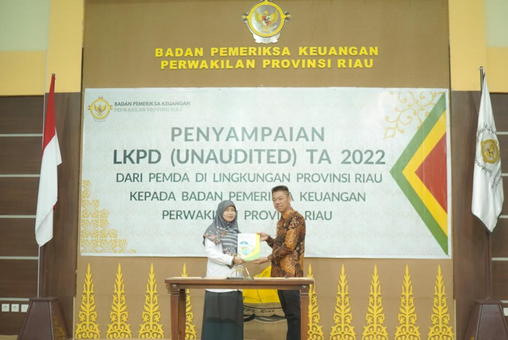 Serahkan Laporan Keuangan TA 2022 Ke BPK Riau , Bupati Rohil : LKPD Siap Di Periksa Secara Rinci