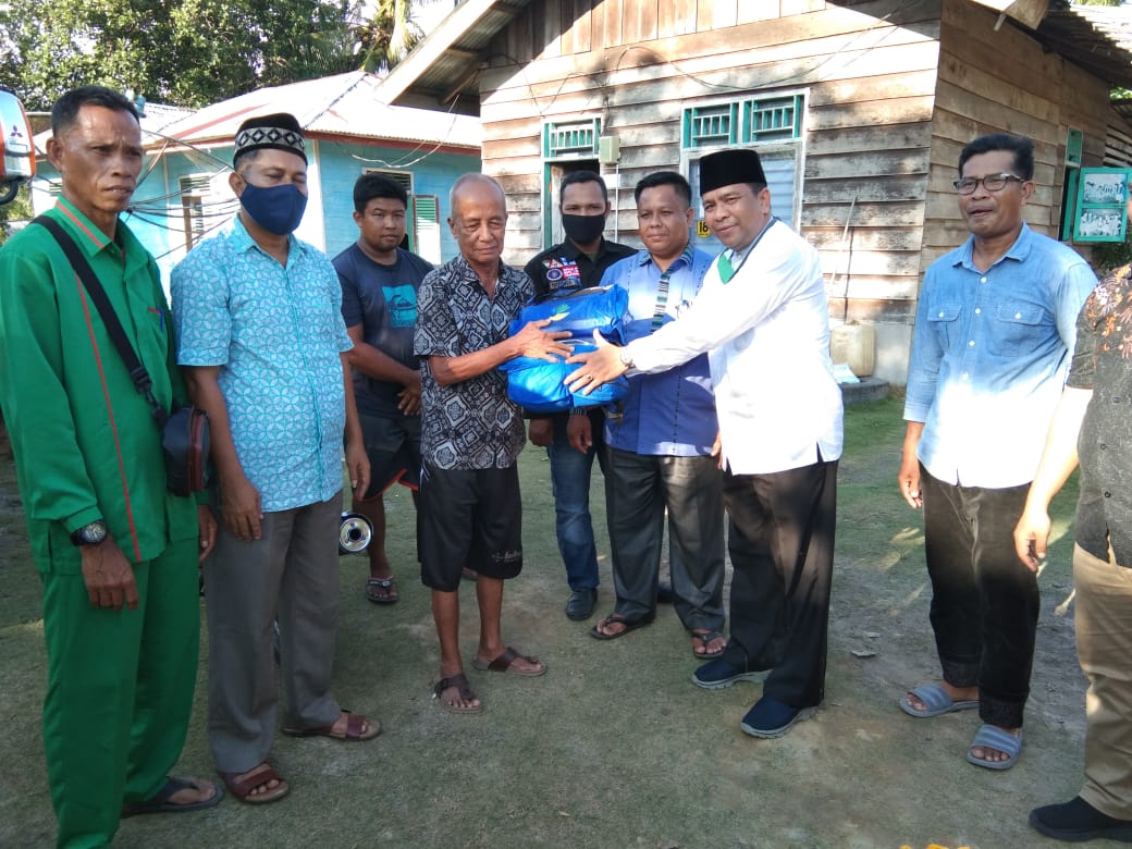 Dinas Sosial Pelalawan Salurkan Bantuan Kepada Korban Angin Puting Beliung di Desa Tambun