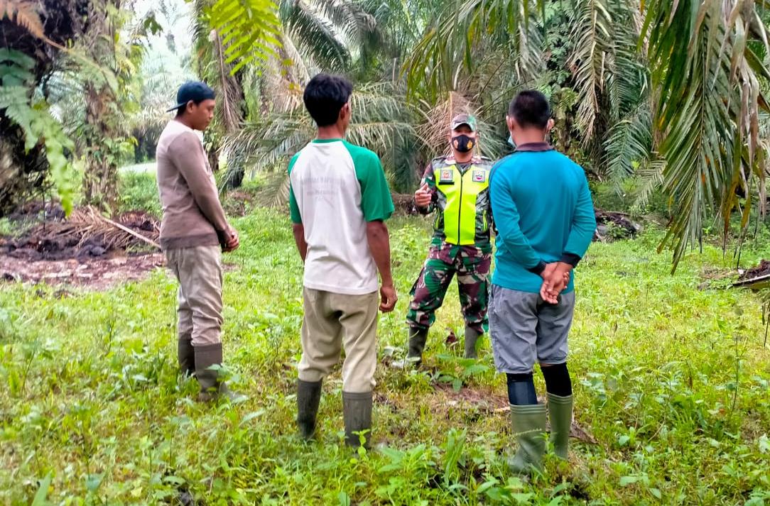 Pantau Titik Api, Serma Edy Suprianto Sampaikan Bahaya Karhutla