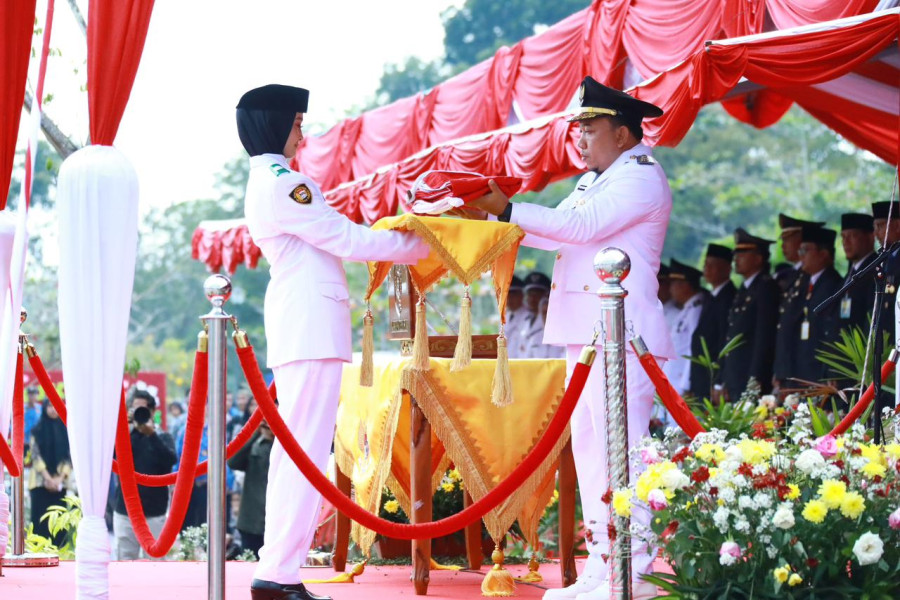 Wabup Husni Merza Jadi Peminpin Upacara Penurunan Bendera Merah Putih HUT RI Ke-79