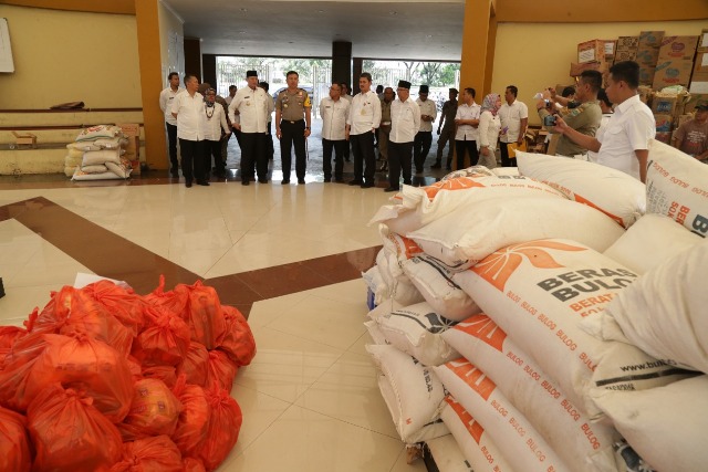 Kapolda Bersama Gubernur Tinjau Posko Pusat Bantuan Bencana Provinsi Banten