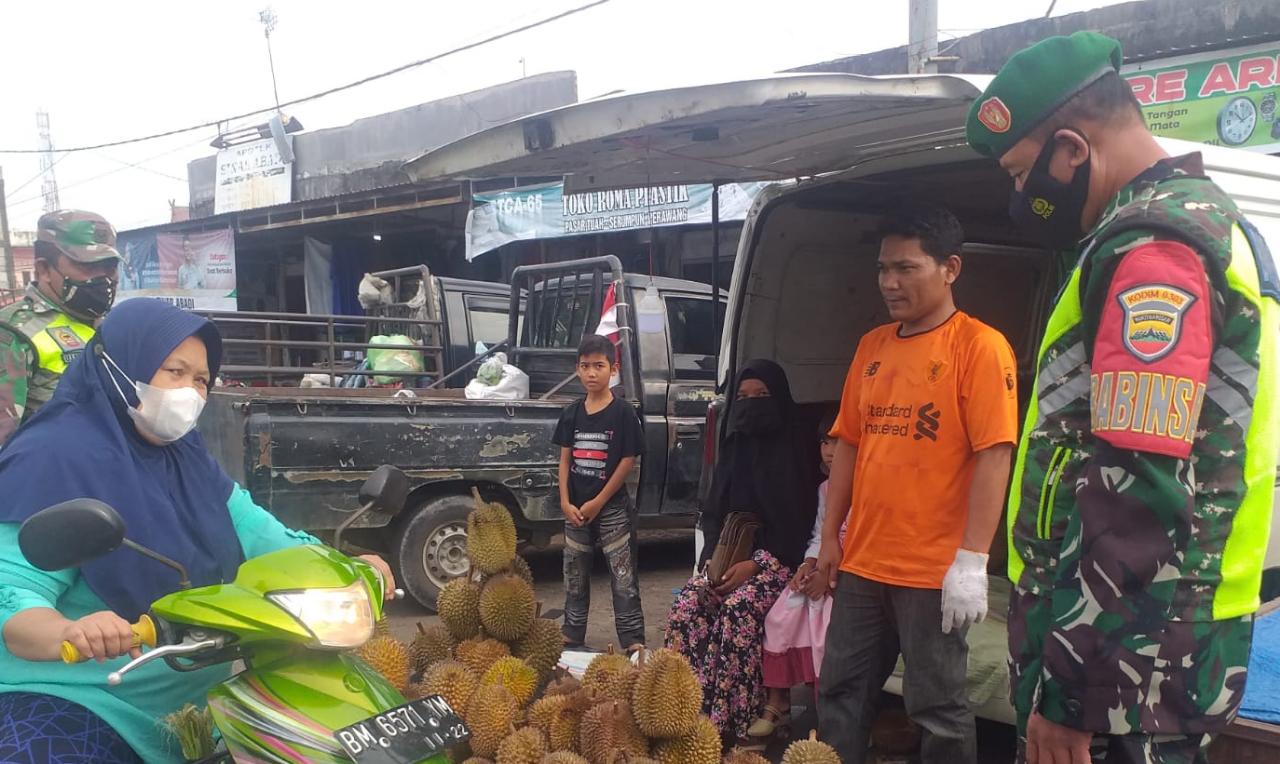 Cegah Penularan Covid-19, Serda Sarju Sisir 4 Lokasi di Tualang